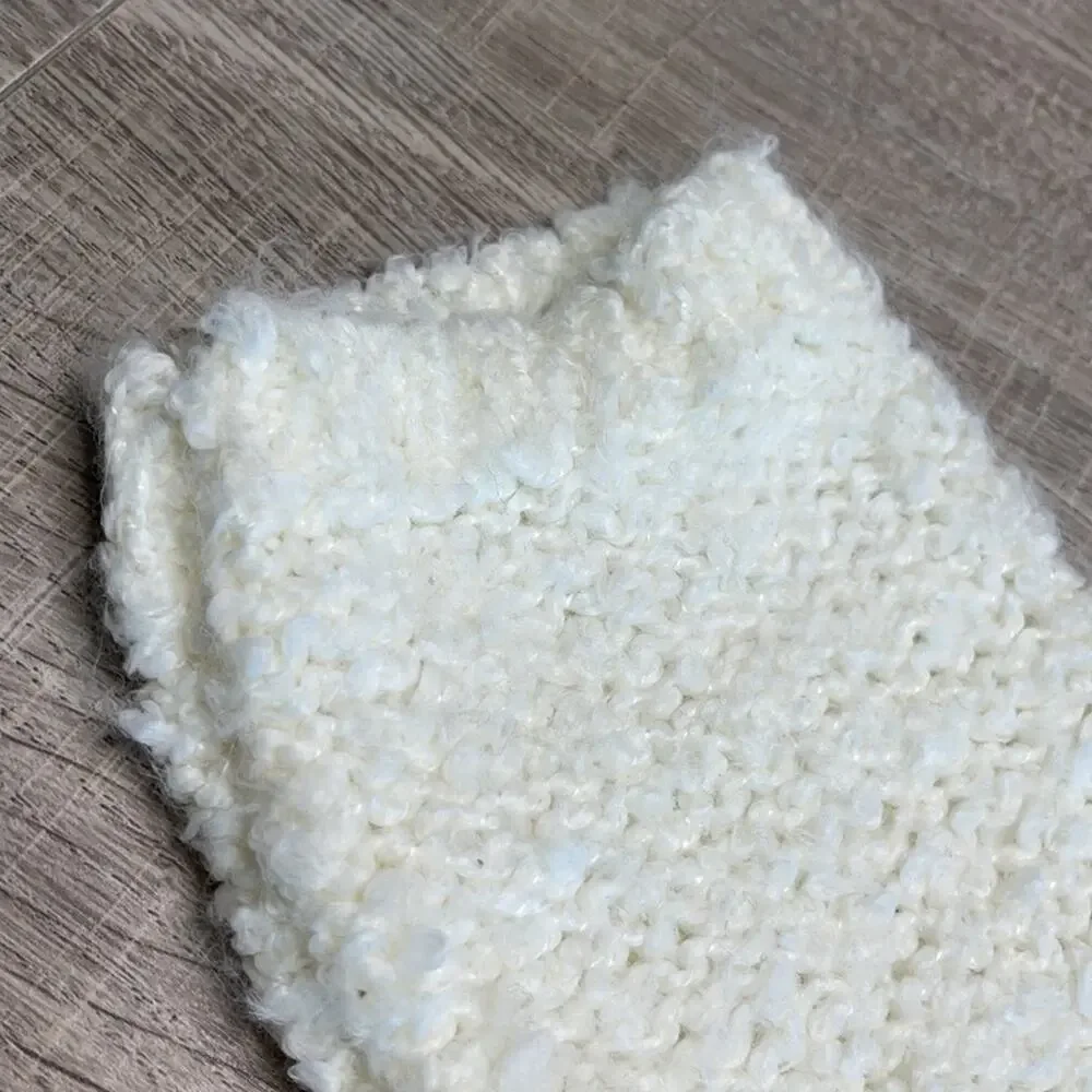 NWOT SUSINA Women's Fluffy Boucle Creamy V-Neck Knit Sweater